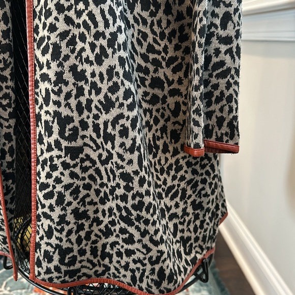 Fun lighter weight animal print jacket. Not lined - terrific for layering - Picture 4 of 5